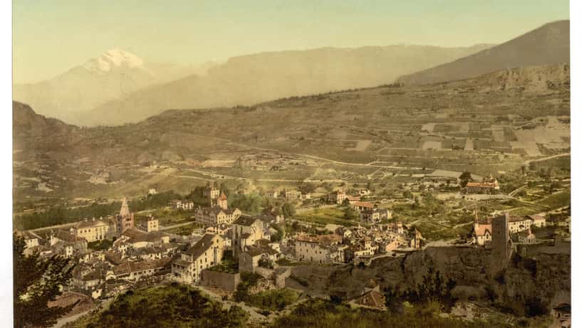 Panoramisch uitzicht over de stad Sion in het Zwitserse kanton Wallis met het Tourbillon-kasteel op de achtergrond