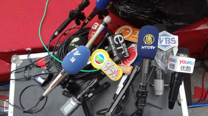Microfoons bij een media-awarduitreiking, symbool voor de Ere Nipkowschijf die het NOS Jeugdjournaal won in 2026