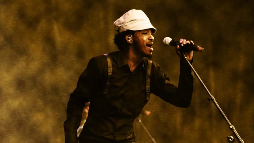 K'naan se produisant sur scène au festival Osheaga à Montréal
