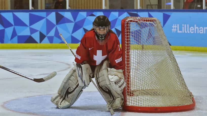 Ishockeyspelare i aktion på isen under en match mellan Sverige och Schweiz