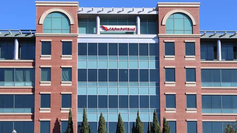 Edificio sede de CrowdStrike en Sunnyvale, California, con ticker CRWD en pantalla bursátil 2026