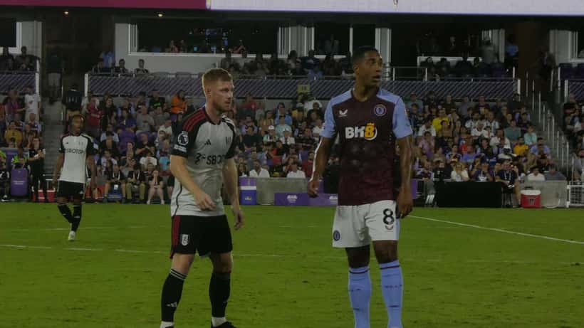 Youri Tielemans et Harrison Reed lors d'un match de football professionnel