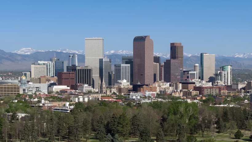 Horizonte da cidade de Denver, Colorado, com arranha-céus e montanhas Rochosas ao fundo