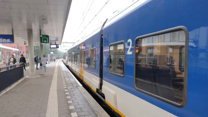 Moderne NS FLIRT trein op station Helmond, Nederland 2024