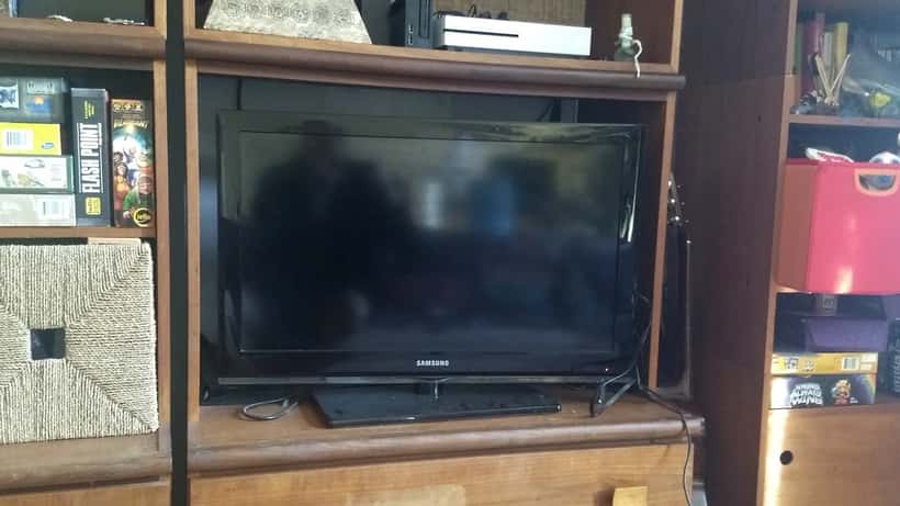 Televisor de pantalla plana en una sala de estar