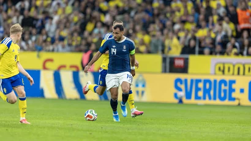 Vangelis Pavlidis em ação pela seleção grega durante o jogo Suécia-Grécia