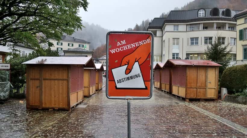 Panneau de vote en Suisse avec drapeaux lors d'une élection cantonale
