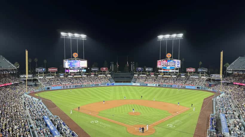 Vista aérea del Dodger Stadium durante un partido de béisbol de la MLB en Los Ángeles, California