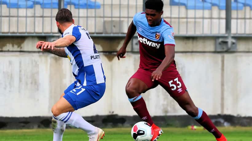 Fotbollsspelare i närkamp på planen — skaderisker i fotboll och rehabilitering