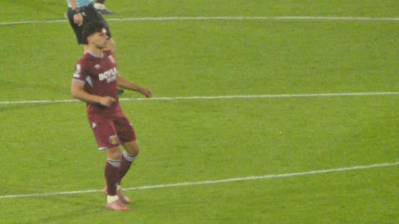 Mateus Fernandes, médio do West Ham e da seleção portuguesa, em ação durante jogo