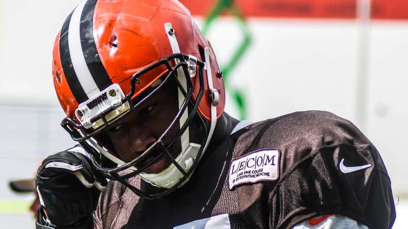 Myles Garrett, défenseur NFL des Cleveland Browns, en action lors d'un match de la NFL — CC BY 2.0 Erik Drost