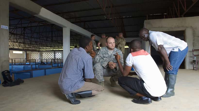 Militair personeel in beschermende kleding traint voor ebola-respons in Afrika