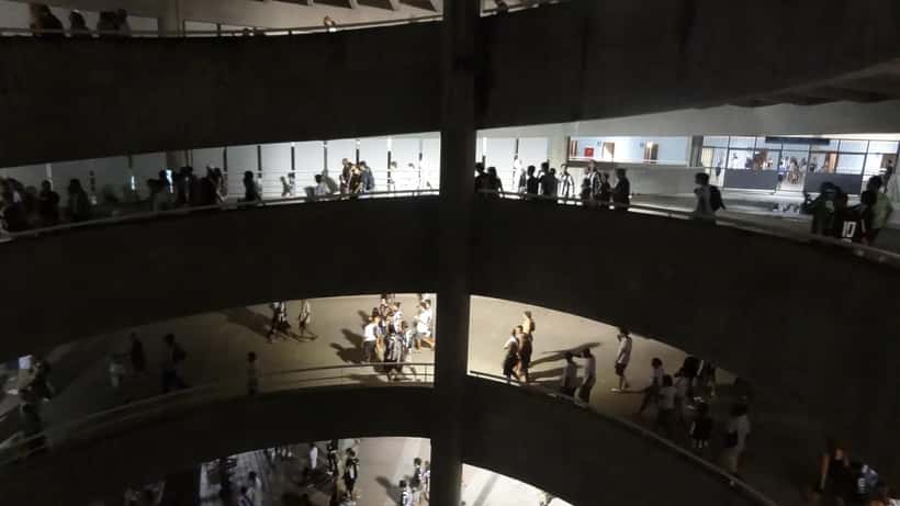 Torcedores do Botafogo na entrada do Estádio Nilton Santos durante jogo no Rio de Janeiro