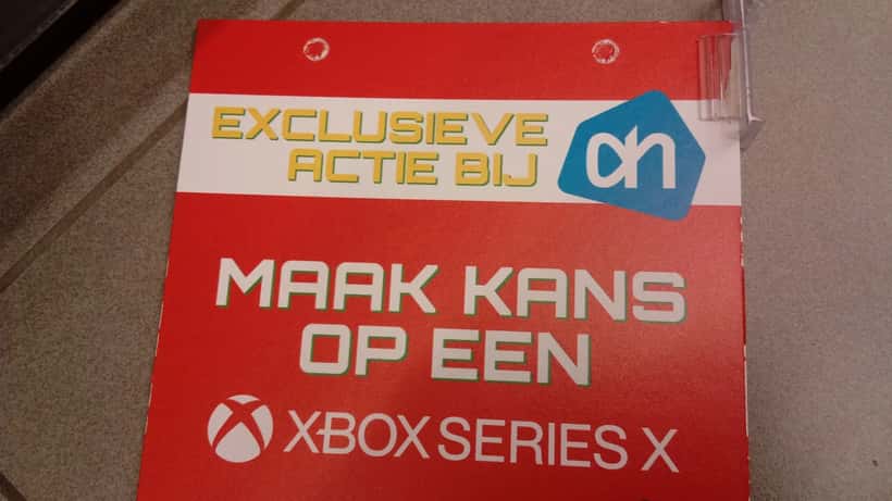 Consola Xbox Series X en exhibición en tienda minorista en Rotterdam, 2021