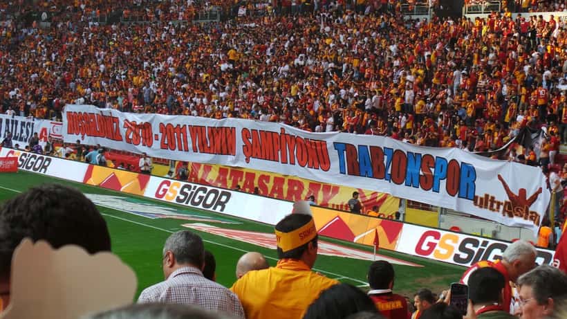 Supporters de Trabzonspor et Galatasaray avec bannières lors d'un match de football turc
