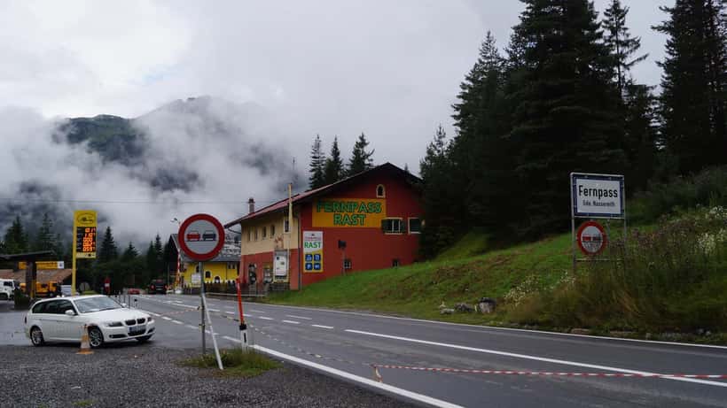 Fernpass-Rastplatz in Tirol, Österreich mit Blick auf die Bergstraße B179