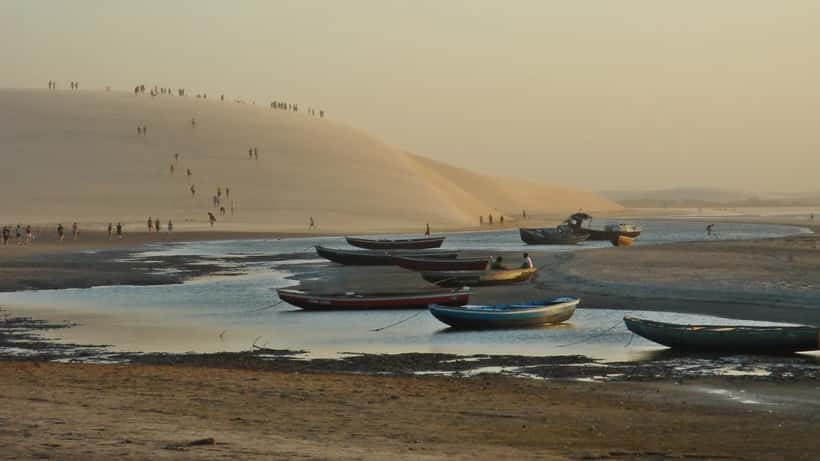 Praia de Jericoacoara com turistas ao fundo, Ceará 2026