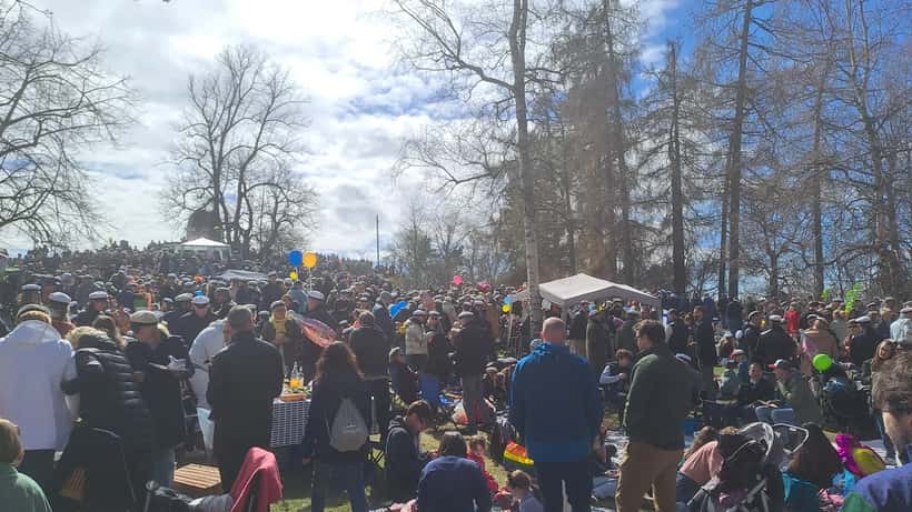 Vappu-piknik Helsingissä 2025 — iloisia ihmisiä kevätjuhlassa ulkoilmassa