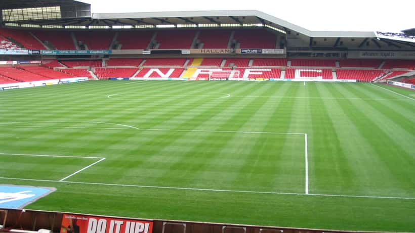 Vista interna do City Ground, estádio do Nottingham Forest, palco da abertura da Premier League 2026/27