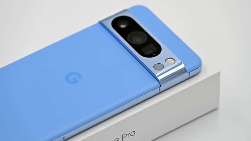 Google Pixel Smartphone auf weißem Hintergrund – modernes Android-Gerät mit DSGVO-Relevanz