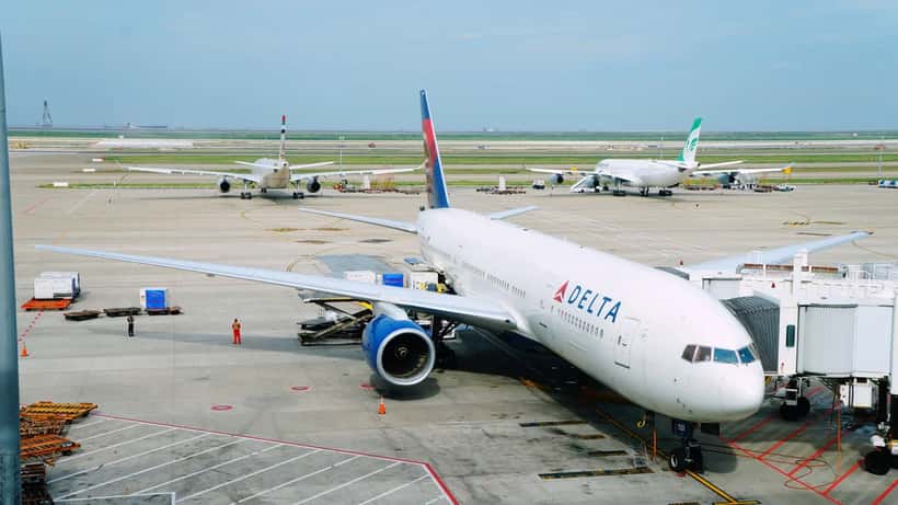 Avion Delta Airlines Boeing 777 en vol, compagnie aérienne américaine