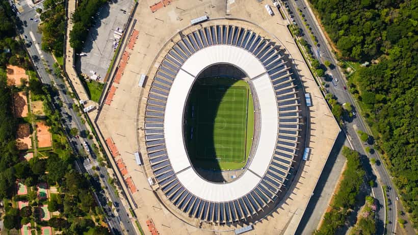 Vista panorâmica do Estádio Mineirão em Belo Horizonte, casa do Cruzeiro, símbolo dos grandes investimentos no futebol brasileiro