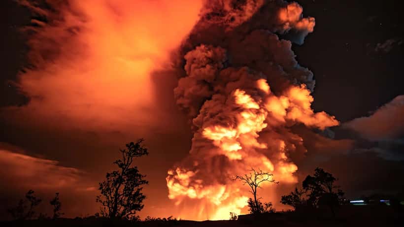 Kīlauea volcano eruption with lava fountains and ash cloud in Hawaii