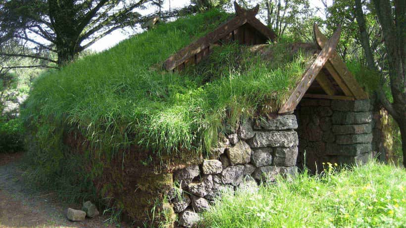 Grasþakið hús í Reykjavík við gróðursetningargarðinn — dæmigert íslenskt heimili á vorin