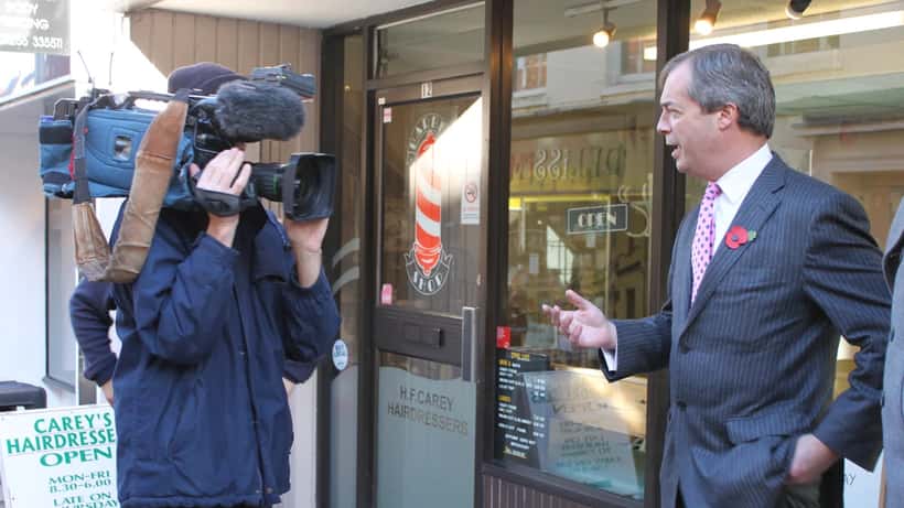 Nigel Farage snakker med media