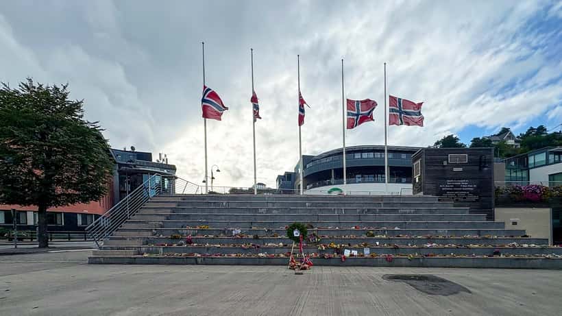 Blomster og mindetributter til Kong Harald V på Sam Eydes pladsen i Arendal september 2026