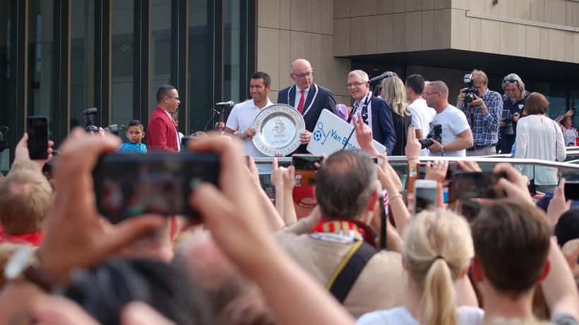 Giovanni van Bronckhorst bij een huldiging in Krimpen, trainer van Feyenoord in 2026