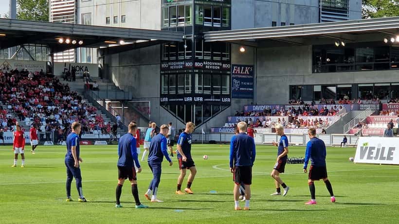 Vejle Boldklub og FCK spillere på banen under Superliga-kamp i Vejle Stadion