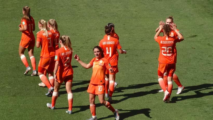 Speelsters van het Nederlands vrouwenvoetbalelftal in oranje tenue tijdens WK-kwalificatiewedstrijd 2026