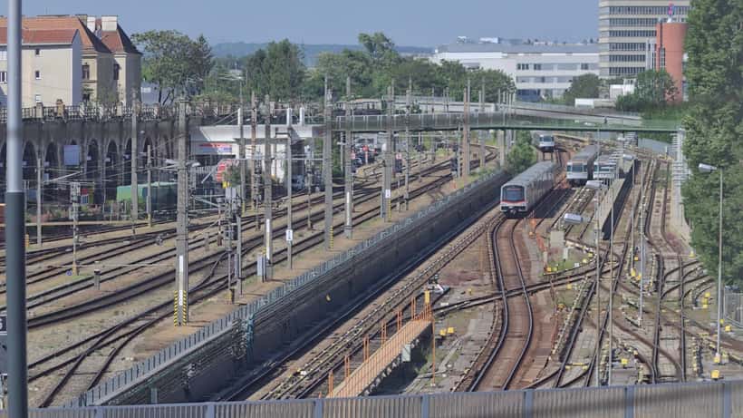 Zug der Franz-Josefs-Bahn an der Haltestelle Wien-Döbling, Österreich