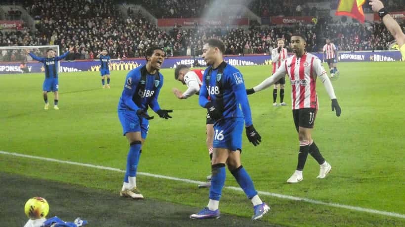 Mikkel Damsgaard og Brentford-spillere i Premier League-kamp