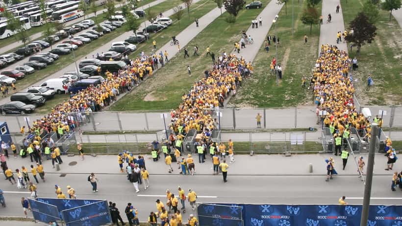Fußballfans warten am Eingang eines österreichischen Stadions