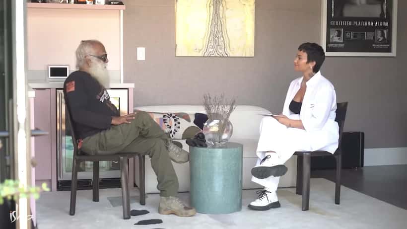 Demi Lovato lors d'un entretien public avec Sadhguru