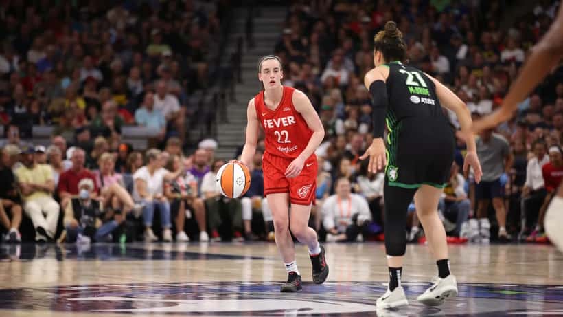 Caitlin Clark meneuse de l'Indiana Fever en action sur le parquet WNBA