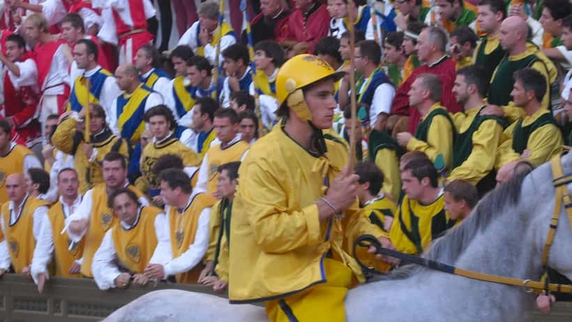 Giovanni Atzeni Tittia, fantino della Contrada del Nicchio, in sella durante il Palio di Siena