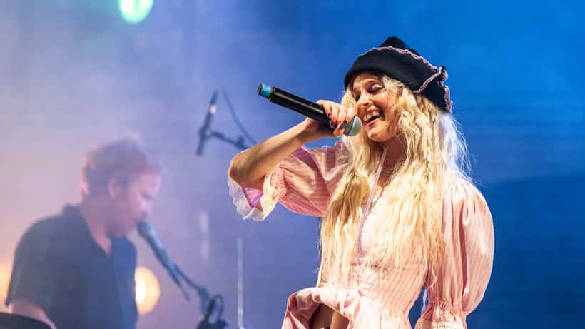 Svenska sångerskan Yaeger på scen med intensivt scenljus