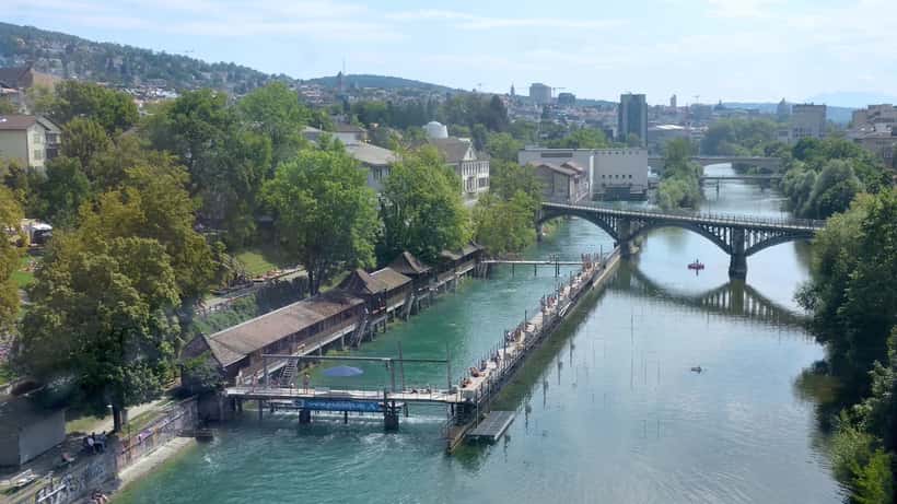 Flussbad Unterer Letten à Zürich, piscine naturelle de la Limmat en été