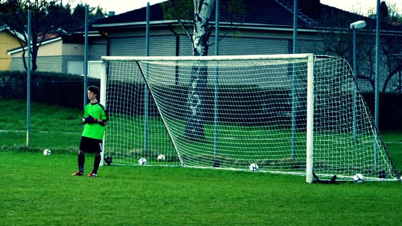 Fotbollsmålvakt i aktion under en match