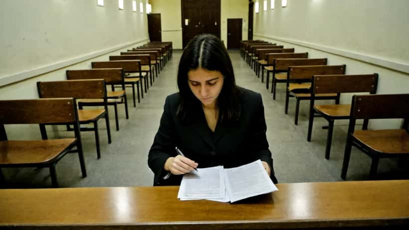 Donna italiana in corridoio di tribunale con documenti legali, caso violenza domestica Chiara Balistreri