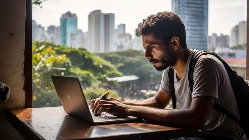 Homem brasileiro consultando app de apostas esportivas no celular com documentos do Imposto de Renda 2026