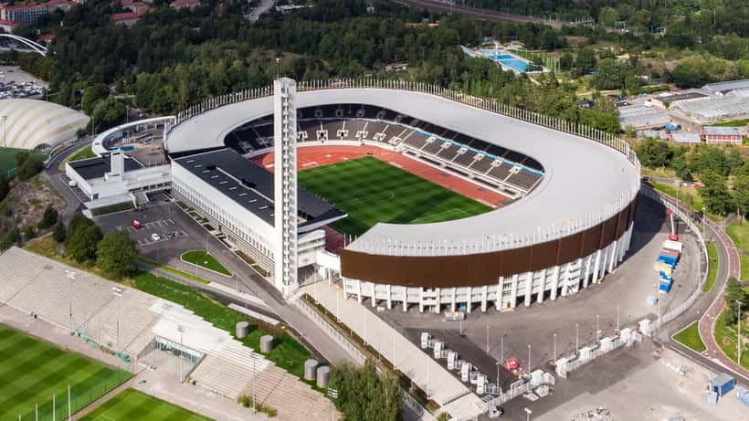 Lentokuva Helsingin olympiastadionista jalkapallo-ottelun aikana