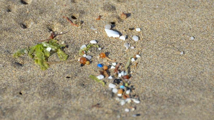 Microplásticos e partículas de plástico na areia de uma praia, investigação científica sobre saúde e ambiente