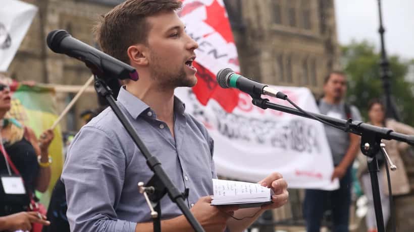 Gabriel Nadeau-Dubois prenant la parole lors d'une manifestation à Montréal en 2014