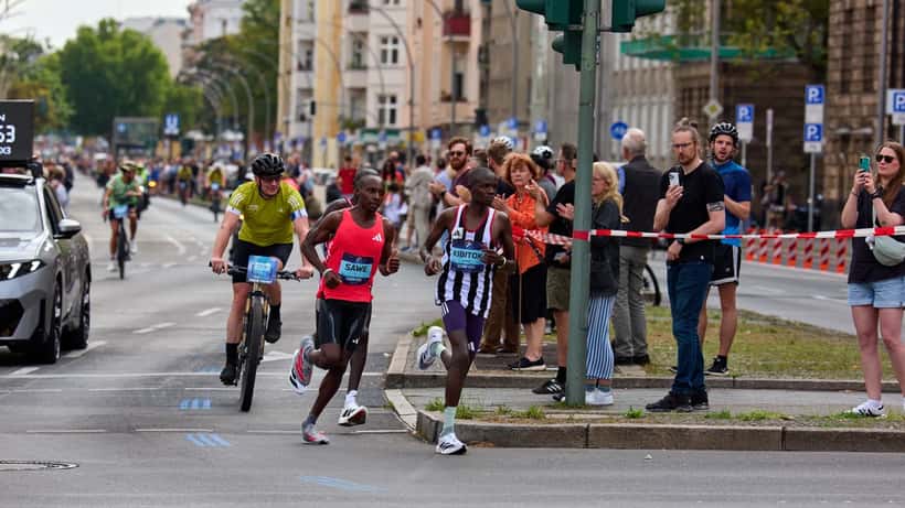 Sabastian Sawe springer i Berlin Marathon 2025, närbild på löparen i full fart