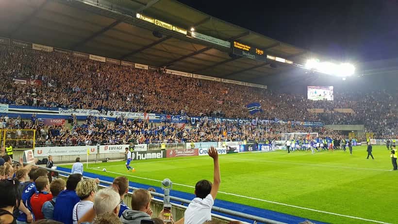 Tifo de aficionados del RC Strasbourg en La Meinau durante un partido de Ligue 1