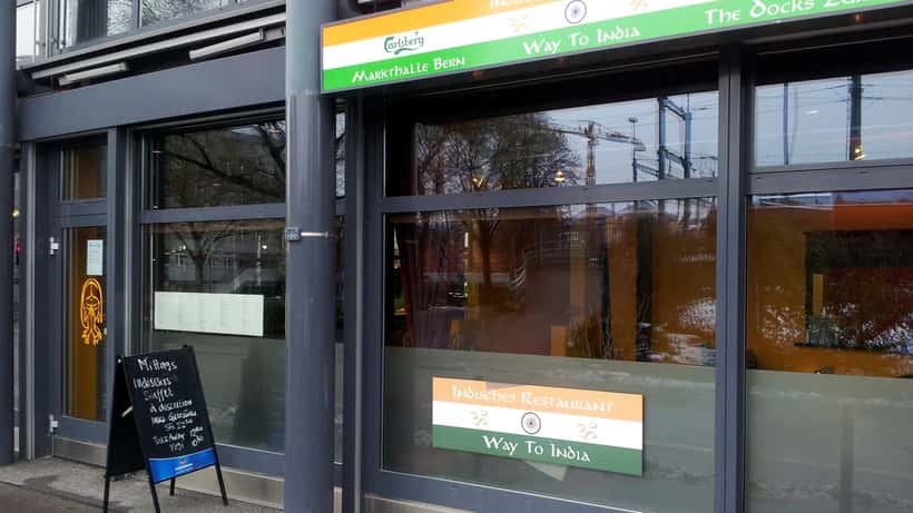 Rue de la Langstrasse à Zurich avec ses commerces multiculturels et ses passants
